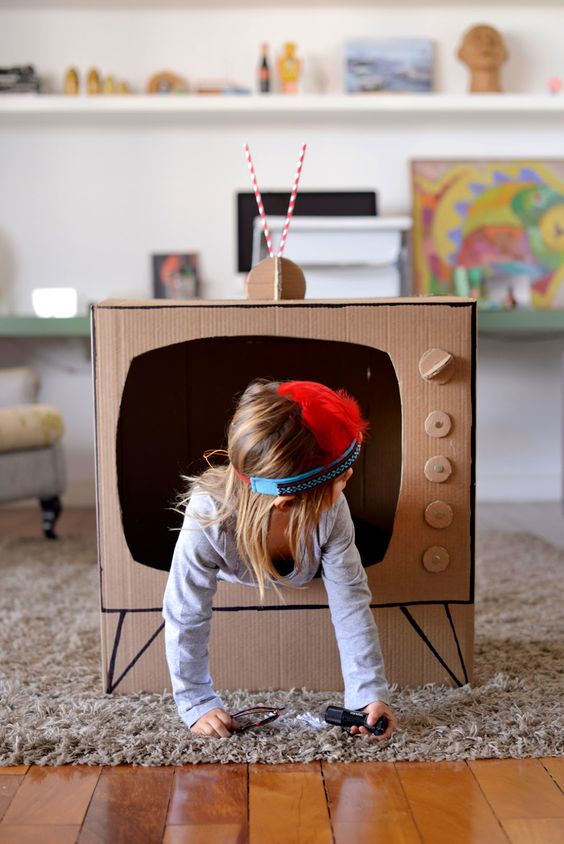 Телевизор из картонных коробок